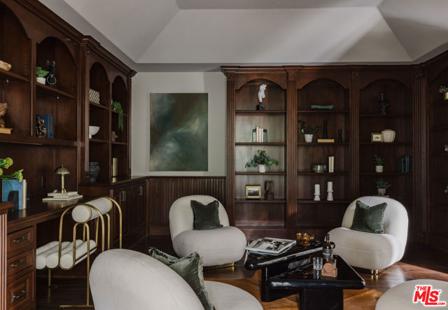 9301 Cherokee Lane, Beverly Hills CA: https://media.crmls.org/mediaz/0b78b5c2-3556-4e96-a98d-74aac2e0a725.jpg