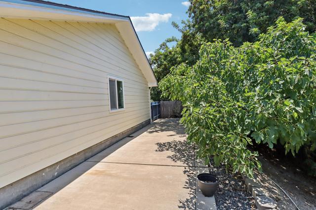 4464 Maple Ave, La Mesa CA: https://media.crmls.org/mediaz/0b78de46-d285-440a-b26e-b5aa50752644.jpg