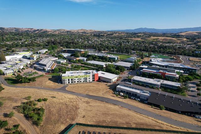 3239 Pinot Blanc Way, San Jose CA: https://media.crmls.org/mediaz/0b7926eb-e34d-4f57-9b1c-f46f4745a850.jpg