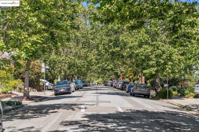 5490 Kales AVE, Oakland CA: https://media.crmls.org/mediaz/0b79e2c7-8089-4bd5-8874-926d21d466fb.jpg