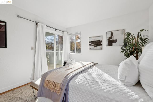 760 Canyon Oaks Dr, Oakland CA: https://media.crmls.org/mediaz/0b79ffe6-d775-41c0-98bf-975bfb4387ed.jpg