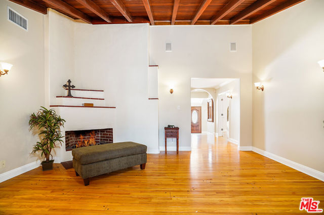 Image 13 of 58 For 10655 Camarillo Street