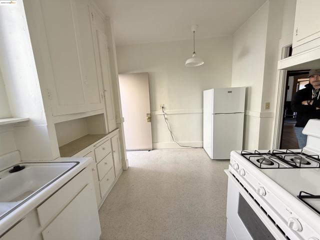 3999 Clarke, Oakland CA: https://media.crmls.org/mediaz/0b7a96d8-7f47-41ab-ba7d-19ac8adcc186.jpg