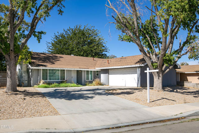 43063 Lemonwood Dr Drive, Lancaster CA: https://media.crmls.org/mediaz/0b7b207b-5e14-4ca6-b462-3c284d226fce.jpg