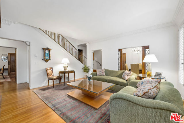 191 S Hudson Avenue, Los Angeles CA: https://media.crmls.org/mediaz/0b7b596e-1188-4bf0-8954-50b337c3af9d.jpg