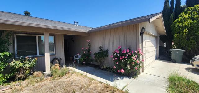 950 Peach Court, Hollister CA: https://media.crmls.org/mediaz/0b7bc572-c2ed-40d9-9cff-f5f2df008355.jpg