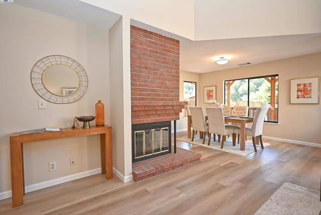 28111 Ziele Creek Dr, Hayward CA: https://media.crmls.org/mediaz/0b7bdda2-6e75-484b-ac6f-decea64344b4.jpg