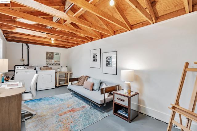 906 Carmel Ave, Albany CA: https://media.crmls.org/mediaz/0b7be0bf-9b2c-46ea-8928-d7d9aef55332.jpg