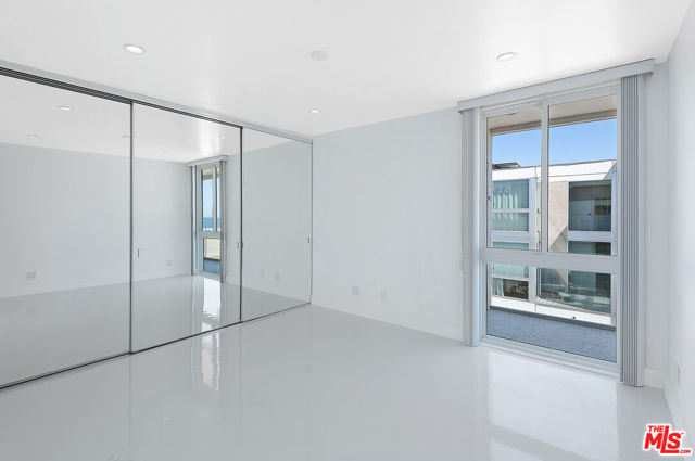 2419 Ocean Front Walk, Venice CA: https://media.crmls.org/mediaz/0b7c2db4-eada-4377-84a1-42e865eada09.jpg