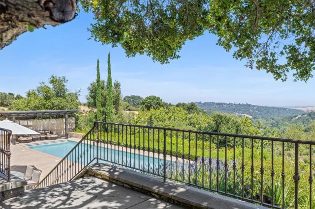 7 Redberry, Portola Valley CA: https://media.crmls.org/mediaz/0b7d6e22-f21d-477a-bab1-34ad12e37fe1.jpg
