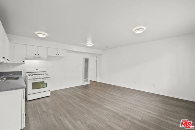 14333 Haynes Street, Van Nuys CA: https://media.crmls.org/mediaz/0b7e2319-c3e8-4263-8250-56d3b8d9a460.jpg