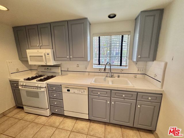 2437 Granville Avenue, Los Angeles CA: https://media.crmls.org/mediaz/0b7f8d36-1368-4f67-aab1-d1b5fca56ddc.jpg