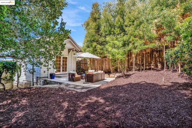 580 Chetwood St., Oakland CA: https://media.crmls.org/mediaz/0b801b95-066f-43bf-8dfb-bca12d6345f3.jpg