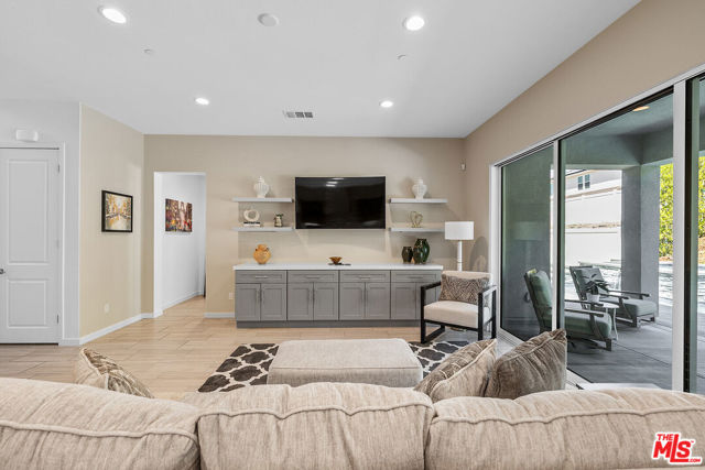 18113 Tableau Way, Santa Clarita CA: https://media.crmls.org/mediaz/0b804571-c7a2-4b30-ae13-25a820a52f2a.jpg