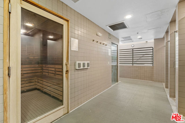 4267 Marina City Drive, Marina del Rey CA: https://media.crmls.org/mediaz/0b816d85-ddf3-4373-ae4d-bcf9d083be32.jpg