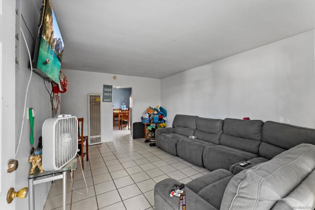 2673 Massachusetts Ave, Lemon Grove CA: https://media.crmls.org/mediaz/0b81a5ec-567f-42a6-b0bf-5b074a374b34.jpg