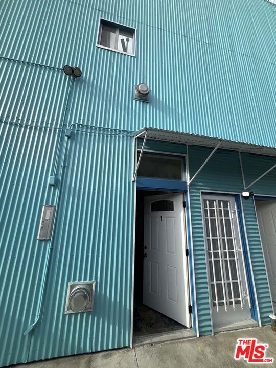 915 Broadway Street, Venice CA: https://media.crmls.org/mediaz/0b81fcc2-44a4-46bc-974e-cf9fd0879cec.jpg