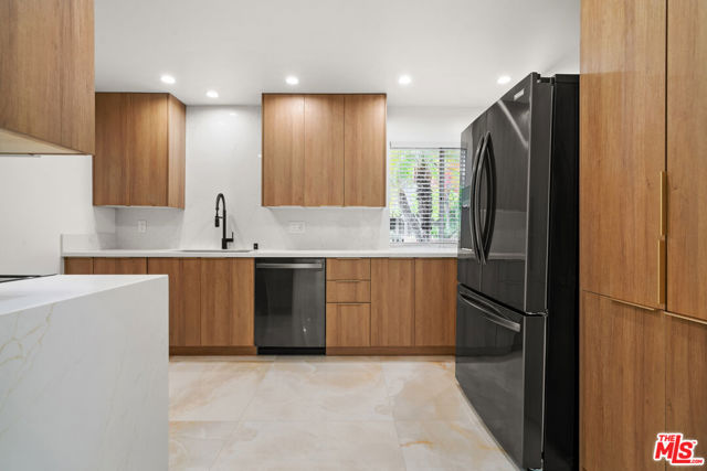 125 W Mountain Street, Glendale CA: https://media.crmls.org/mediaz/0b82662d-5573-4a69-aae9-b9a14cbb694d.jpg
