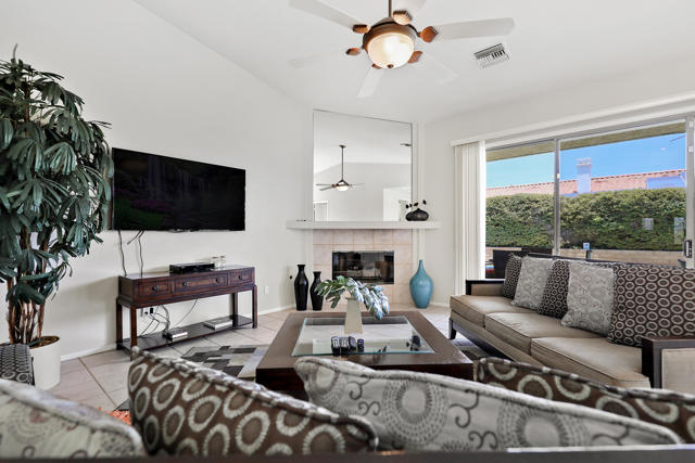 2450 Quincy Way, Palm Springs CA: https://media.crmls.org/mediaz/0b82b511-85e1-4d7f-8774-28dd43ec0268.jpg