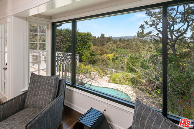 850 Birchwood Drive, Los Angeles CA: https://media.crmls.org/mediaz/0b835565-6609-41f9-a401-169bb2008d57.jpg