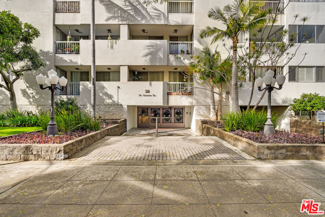 321 N Oakhurst Drive, Beverly Hills CA: https://media.crmls.org/mediaz/0b83f59d-7508-4477-abb3-7a9a1ffaf85d.jpg