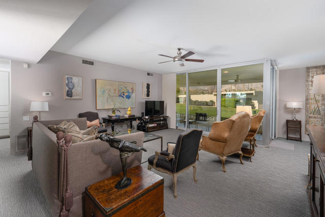 74 Lakeview Drive, Palm Springs CA: https://media.crmls.org/mediaz/0b84d026-0c3e-42da-b4ed-38a11ccf8355.jpg