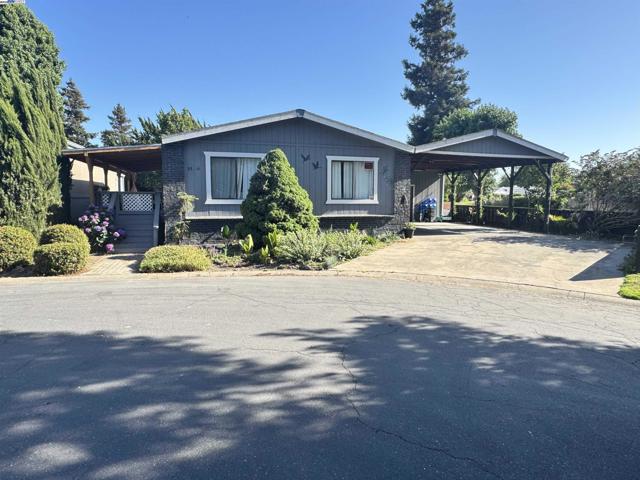 14 Blue Teal Ct, Lodi CA: https://media.crmls.org/mediaz/0b87a58b-4177-4130-aaba-ab2502a8e6f4.jpg