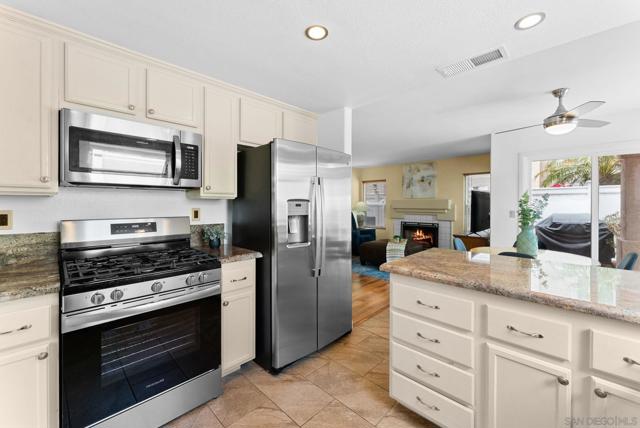 729 Mosaic Cir, Oceanside CA: https://media.crmls.org/mediaz/0b87c2f9-f178-425f-aea8-2eda7309ccda.jpg