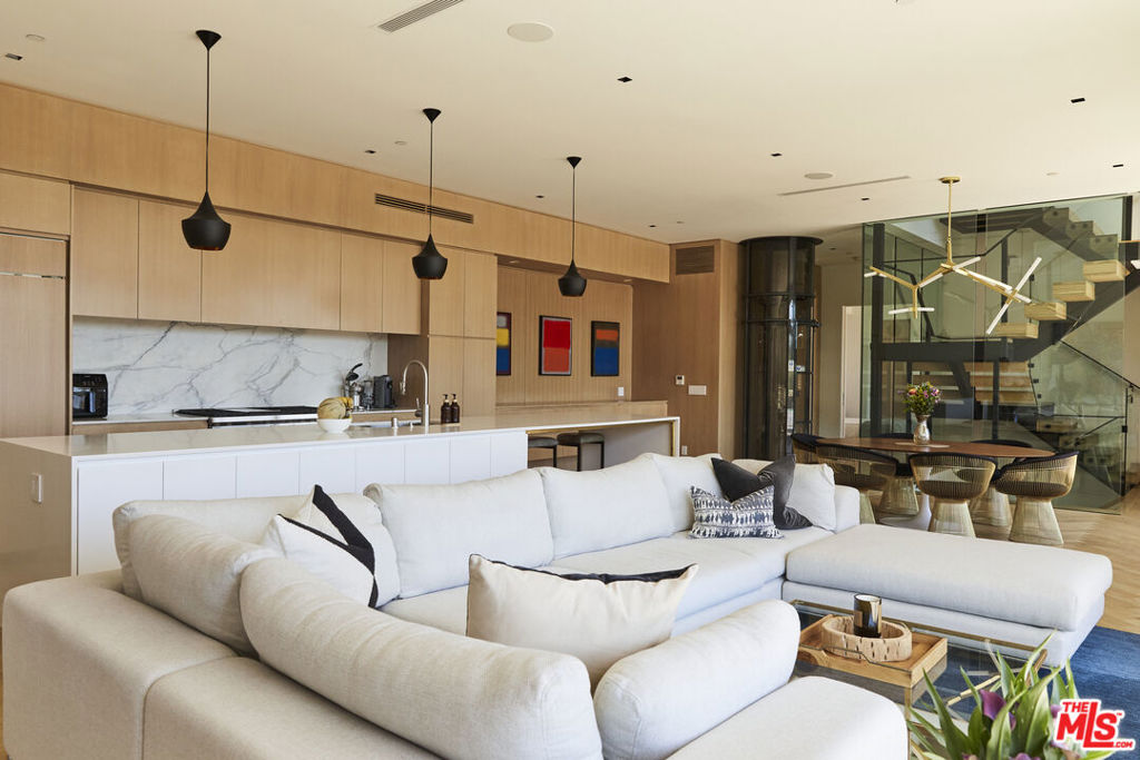 8455 Franklin Avenue — architectural residence