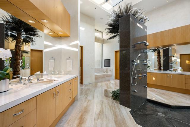 79235 Tom Fazio N Lane, La Quinta CA: https://media.crmls.org/mediaz/0b88d8fa-e02b-472b-8017-334f4e20d867.jpg