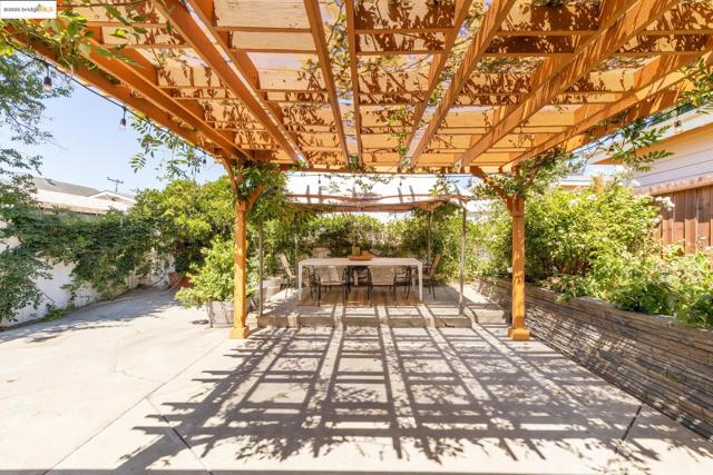 2005 36th Avenue, Oakland CA: https://media.crmls.org/mediaz/0b89a078-484c-4cfc-b416-0885dad6a500.jpg