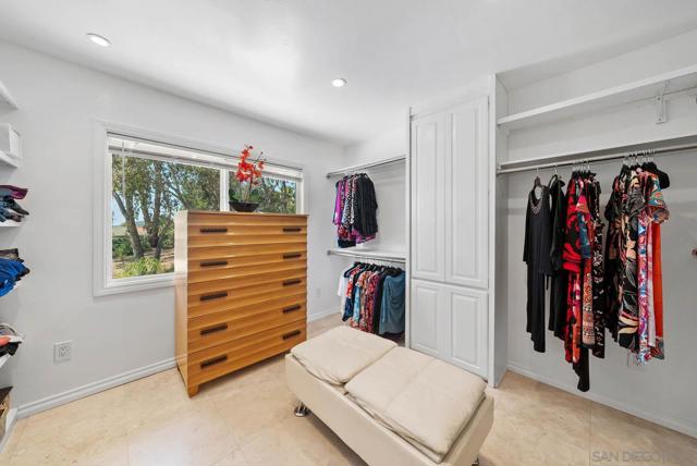 17221 Cloudcroft Dr, Poway CA: https://media.crmls.org/mediaz/0b89fd1c-64d4-4997-b9d6-673ba6c27ba6.jpg