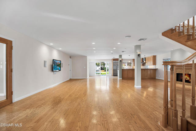 4539 Mammoth Avenue, Sherman Oaks CA: https://media.crmls.org/mediaz/0b8a1637-6474-472f-b716-e9af9238e83f.jpg