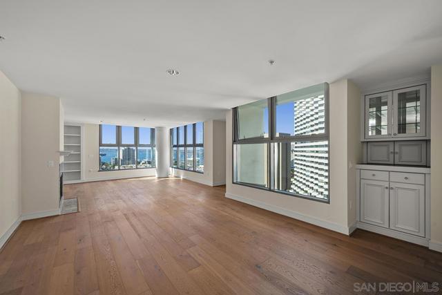 645 Front Street, San Diego CA: https://media.crmls.org/mediaz/0b8a93a2-0b5a-477c-9021-9fee878fd8e8.jpg