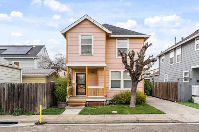 10510 East Court, Oakland CA: https://media.crmls.org/mediaz/0b8b9a94-0156-44d7-9bba-8f34cb0257ff.jpg