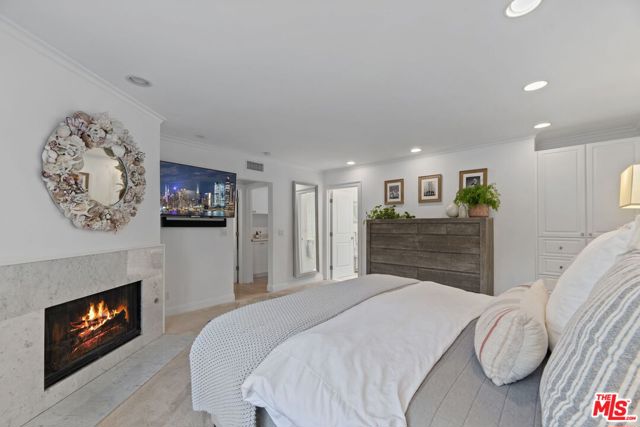 207 10th Street, Santa Monica CA: https://media.crmls.org/mediaz/0b8ba4a0-65a5-4349-895d-2a7ab5dcd4d7.jpg