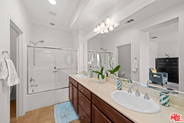 28504 Pietro Drive, Valencia CA: https://media.crmls.org/mediaz/0b8caeb7-439c-4186-8290-d7df31ef308a.jpg