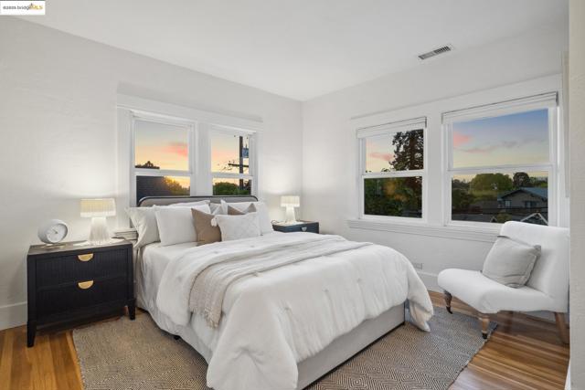 321 Glendale Ave., Oakland CA: https://media.crmls.org/mediaz/0b8cc318-5a2e-480a-888e-17ff154e4298.jpg