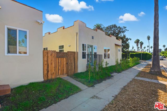 5200 S St Andrews Place, Los Angeles CA: https://media.crmls.org/mediaz/0b8dd1a1-6b57-4b5a-9261-75785df59002.jpg