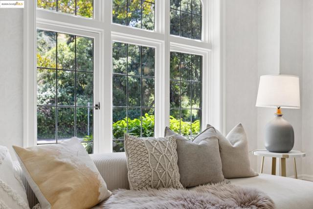 924 Trestle Glen Rd, Oakland CA: https://media.crmls.org/mediaz/0b8e1290-fa4d-432e-89a0-0f625169d281.jpg