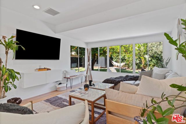 7339 Lasaine Avenue, Van Nuys CA: https://media.crmls.org/mediaz/0b8e1f2b-1869-469f-b987-2a7dde4e221c.jpg