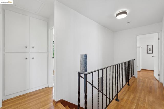 13185 Clairepointe Way, Oakland CA: https://media.crmls.org/mediaz/0b8e3b0b-4388-4996-b175-4155e1bf87c4.jpg