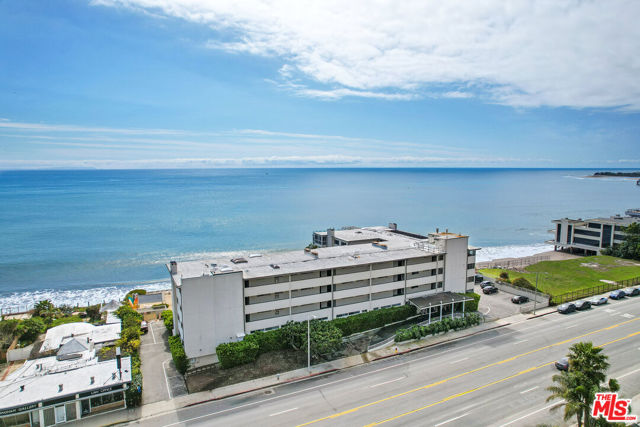 22548 Pacific Coast Highway, Malibu CA: https://media.crmls.org/mediaz/0b8f0e55-cbd5-435d-ac61-3294fcb7a1dd.jpg