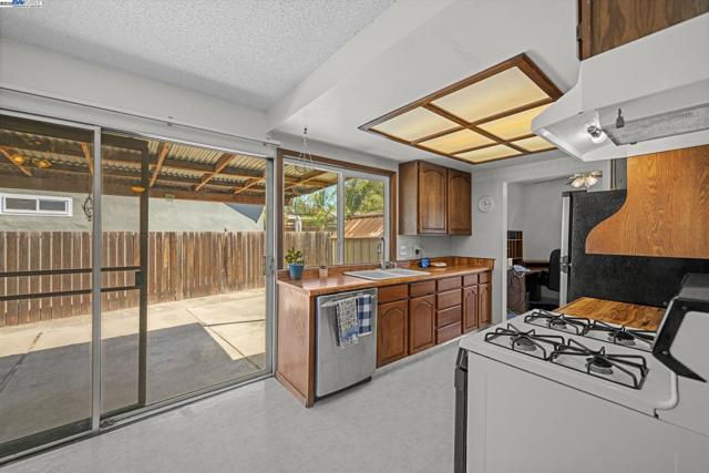 676 Colusa Way, Livermore CA: https://media.crmls.org/mediaz/0b8fe3c5-6017-4cde-89ec-495c97e4352e.jpg