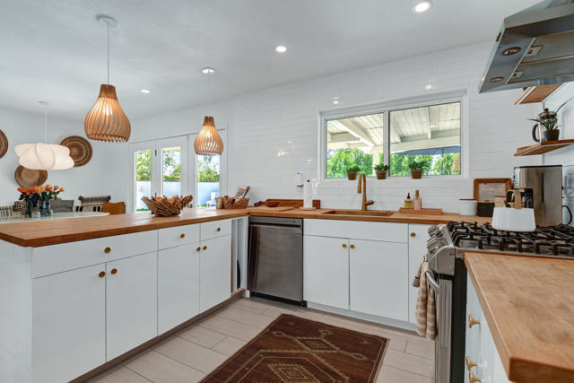 1373 E Madero Circle, Palm Springs CA: https://media.crmls.org/mediaz/0b91eb6a-4b0f-4d31-a7bc-e169772a15d1.jpg