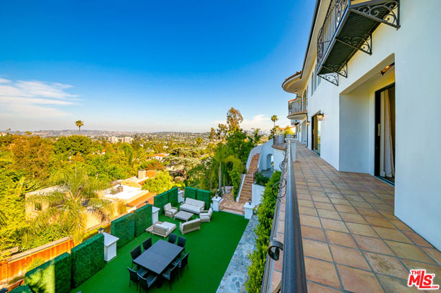 4733 Bonvue Avenue, Los Angeles CA: https://media.crmls.org/mediaz/0b92a76f-e18f-474c-979b-b3f008307410.jpg
