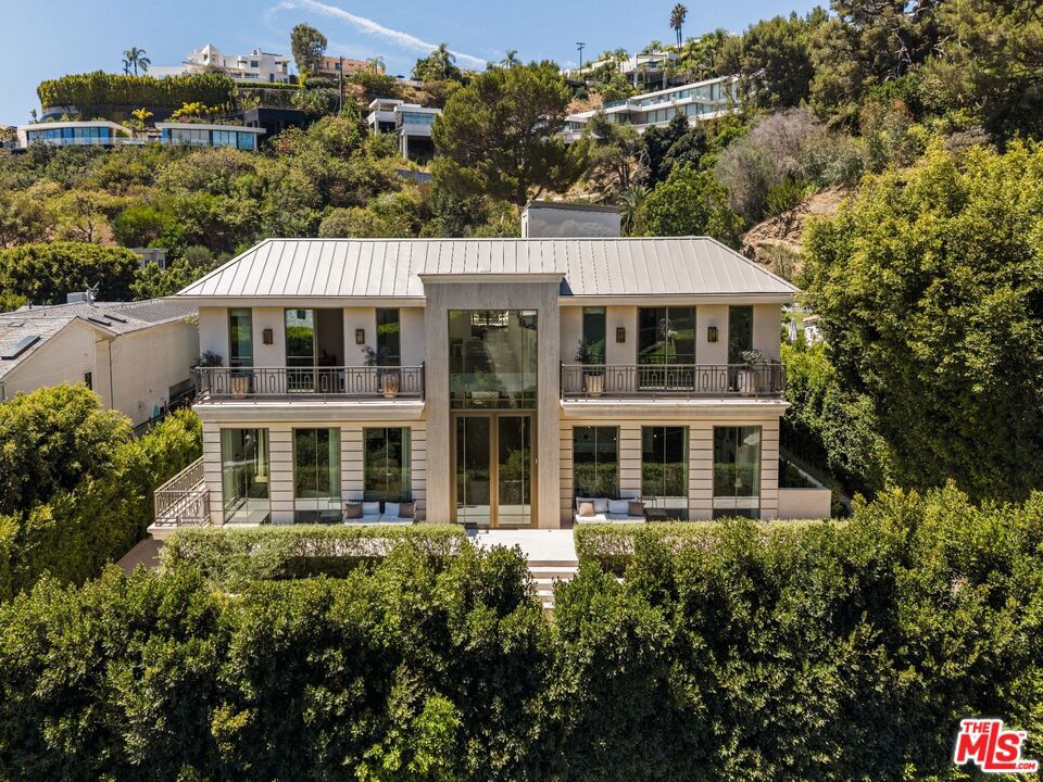 1395 N Doheny Drive — Contemporary