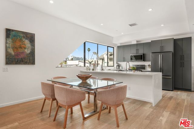 3724 1/2 Vinton Avenue, Los Angeles CA: https://media.crmls.org/mediaz/0b93f23d-f311-484d-9991-64a0082564b8.jpg
