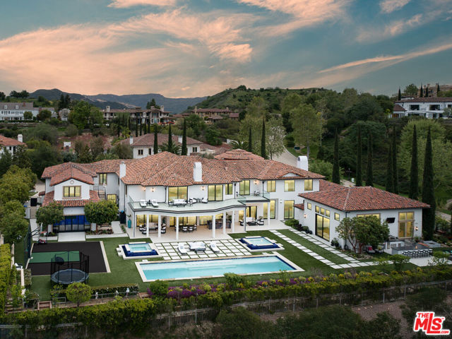 25201 Prado Del Misterio, Calabasas CA: https://media.crmls.org/mediaz/0b93f9d0-bd58-43f2-914c-91a84a66cc0c.jpg