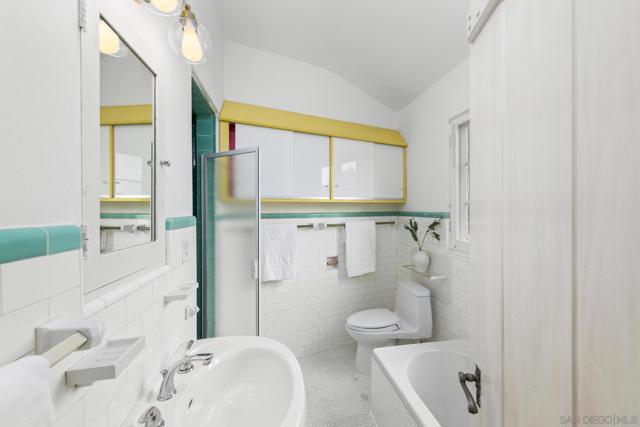 7520 Hillside Dr, La Jolla CA: https://media.crmls.org/mediaz/0b9462f5-cc02-4faf-8b8c-e20edac6a1f7.jpg